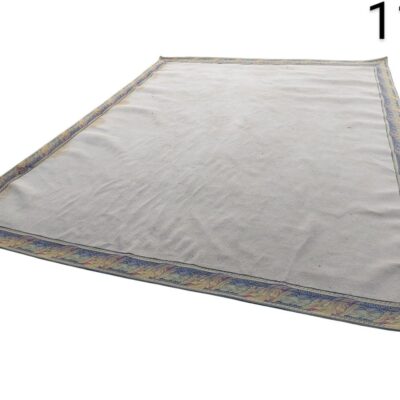 Alfombra turca Oushak blanca con un borde estampado en tonos azules y beige alquiler para eventos, publicidad, peliculas y series