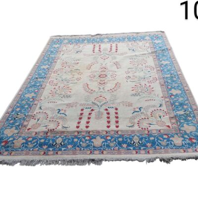 Alfombra turca Oushak de lana, caracterizada por su diseño floral tradicional y tonos marfil con bordes azules alquiler eventos, publicidad, peliculas y series