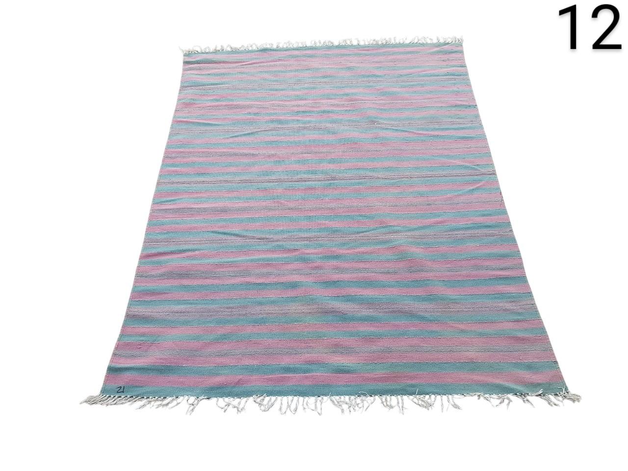 Alfombra turca de algodón con rayas azules y rosas alquiler para eventos,publicidad, series y peliculas