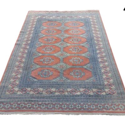Alfombra turca o de Anatolia tradicional con motivos geométricos y un diseño llamativo en tonos azules y rojos alquiler para eventos, publicidad, peliculas y series