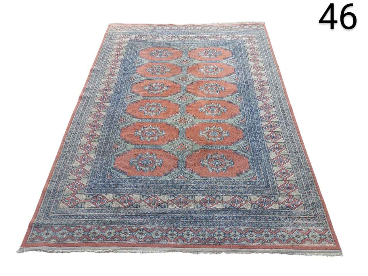Alfombra turca o de Anatolia tradicional con motivos geométricos y un diseño llamativo en tonos azules y rojos alquiler para eventos, publicidad, peliculas y series