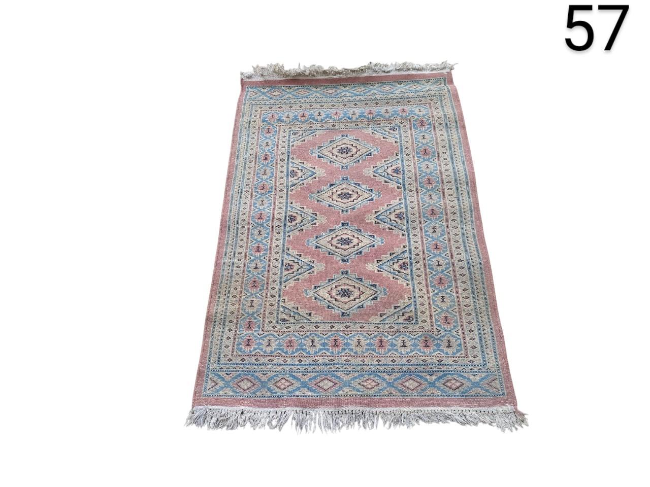 Alfombra turca vintage hecha a mano con patrones geométricos en tonos rosa y azul alquiler para eventos, publicidad, peliculas y series