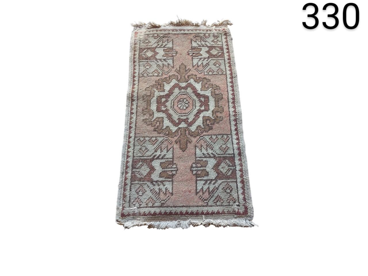 Alfombra turca vintage de estilo Oushak con tonos rosados y marrones alquiler para eventos, publicidad, peliculas y series