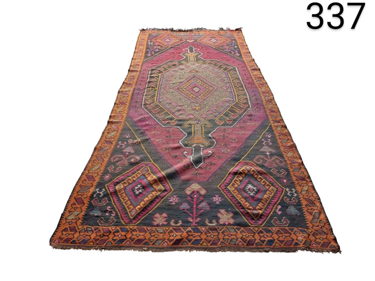 Alfombra turca vintage de lana con un patrón geométrico en tonos rosa y ciruela alquiler para eventos, publicidad, peliculas y series