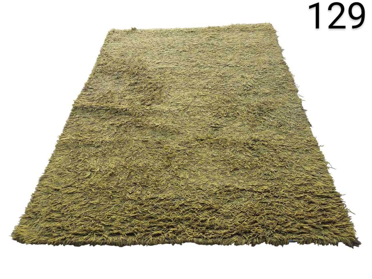 Alfombra verde de pelo largo tipo shaggy alquiler para eventos, publicidad, peliculas y series