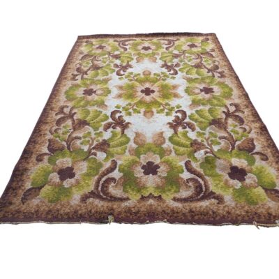 Alfombra vintage con patrón floral en tonos verdes y marrones alquiler eventos, publicidad, pelicula y series