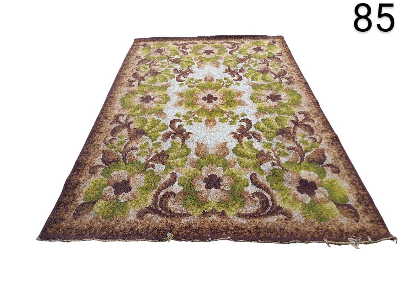 Alfombra vintage con patrón floral en tonos verdes y marrones alquiler eventos, publicidad, pelicula y series