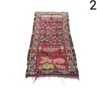 Alfombra de pasillo decorativa vintage con un patrón geométrico en tonos rosa y rojo alquiler para eventos,publicidad, peliculas y series