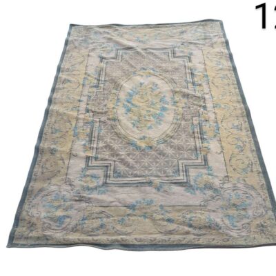 Alfombra vintage de estilo Oushak con motivos florales en tonos azules y beige alquiler para eventos, publicidad, peliculas y series