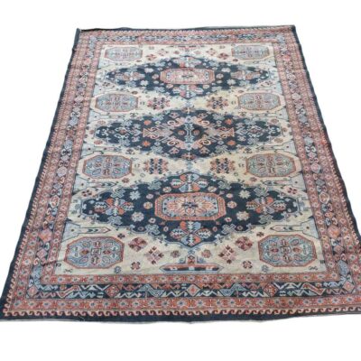 Alfombra vintage de lana anudada a mano con un patrón geométrico tradicional en azul, rojo y blanco alquiler para eventos, publicidad, peliculas y series