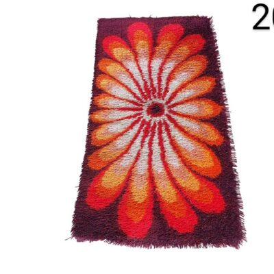 Alfombra vintage de los años 70 presenta un diseño floral vibrante en tonos naranja, rojo y marrón alquiler para eventos, publicidad, peliculas y series