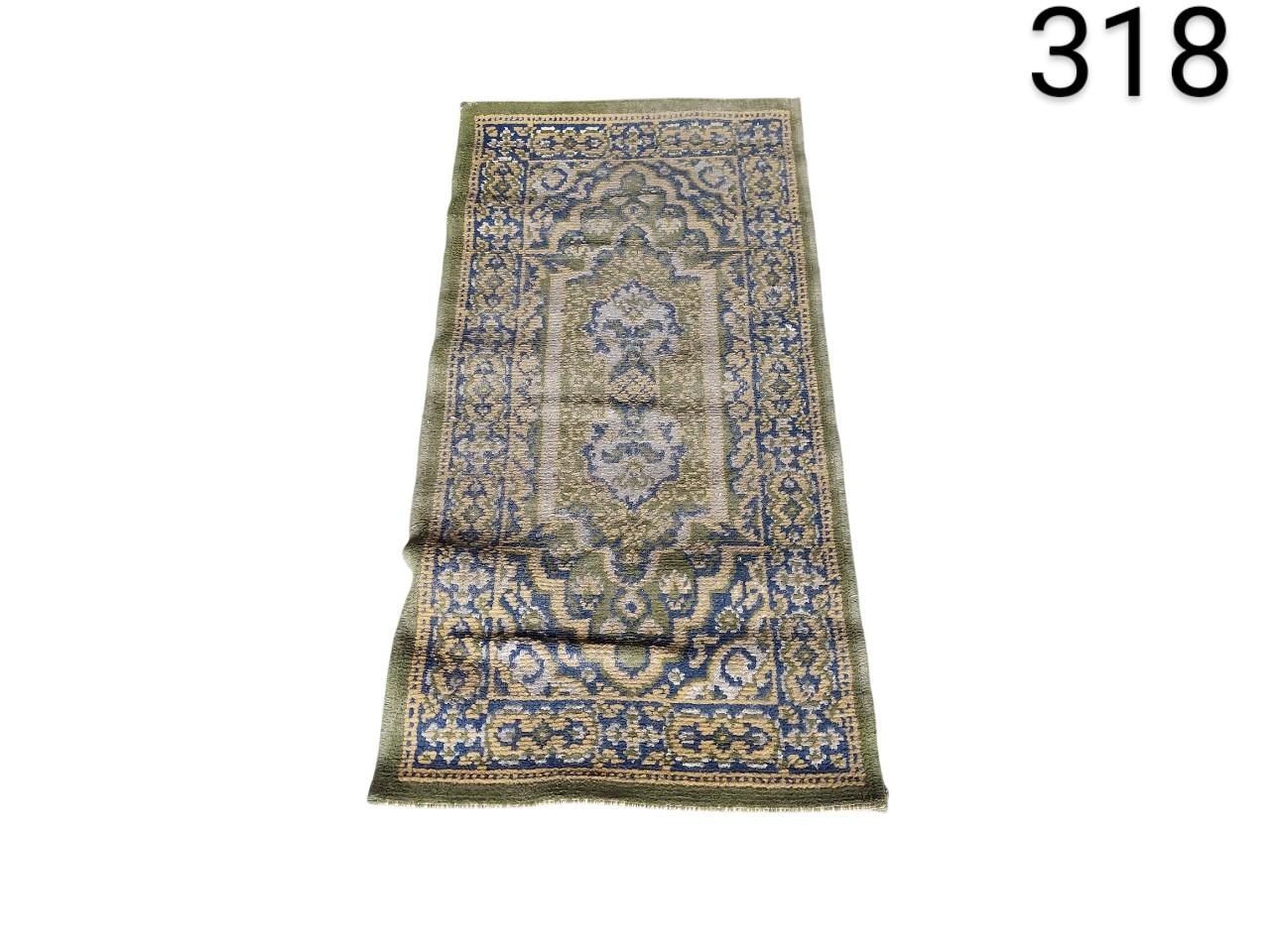 Alfombra de salón vintage tejida a mano en tonos azules y verdes, posiblemente de origen turco alquiler para eventos, publicidad, peliculas y series