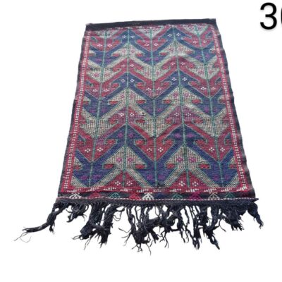 Alfombras Kilim turcas tejidas a mano con patrones geométricos en tonos rojos y azules alquiler para eventos, publicidad, peliculas y series