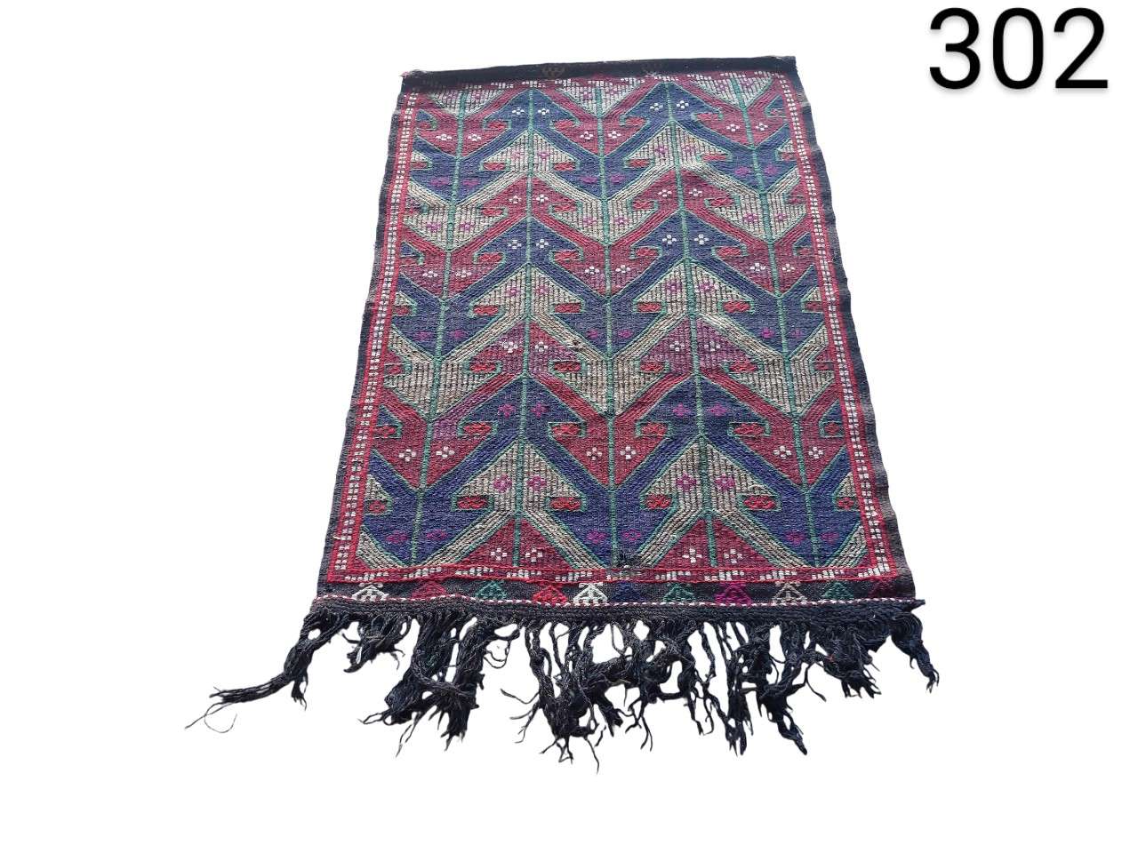 Alfombras Kilim turcas tejidas a mano con patrones geométricos en tonos rojos y azules alquiler para eventos, publicidad, peliculas y series
