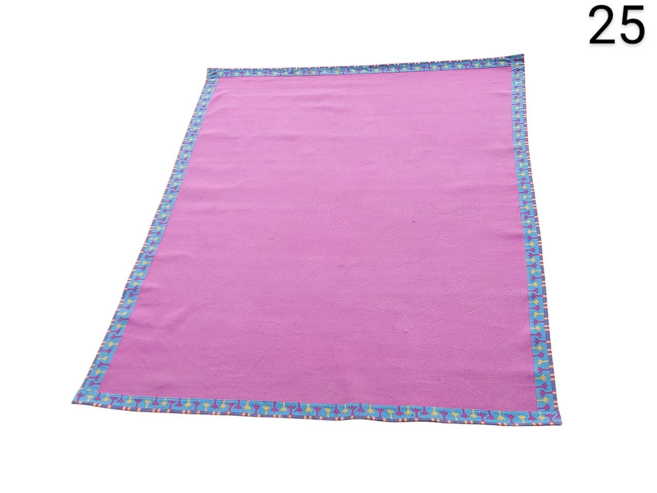 Cobija de color rosa con un borde estampado colorido alquiler para eventos, publicidad, series y peliculas