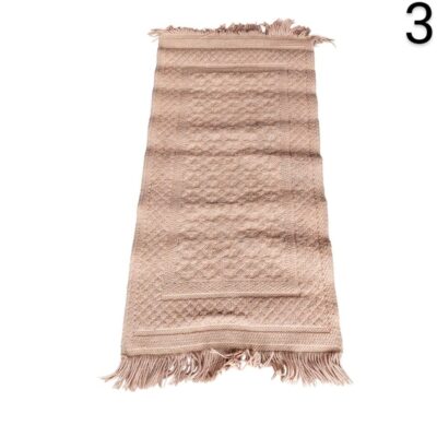 Alfombra textil beige con flecos y un patrón texturizado sutil alquiler para eventos, publicidad, peliculas y series