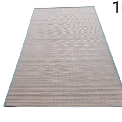 Tapete de bambú o fibra natural de color beige claro con bordes verdes, a menudo utilizado para decoración interior o exterior. alquiler para eventos, publicidad, peliculas y series