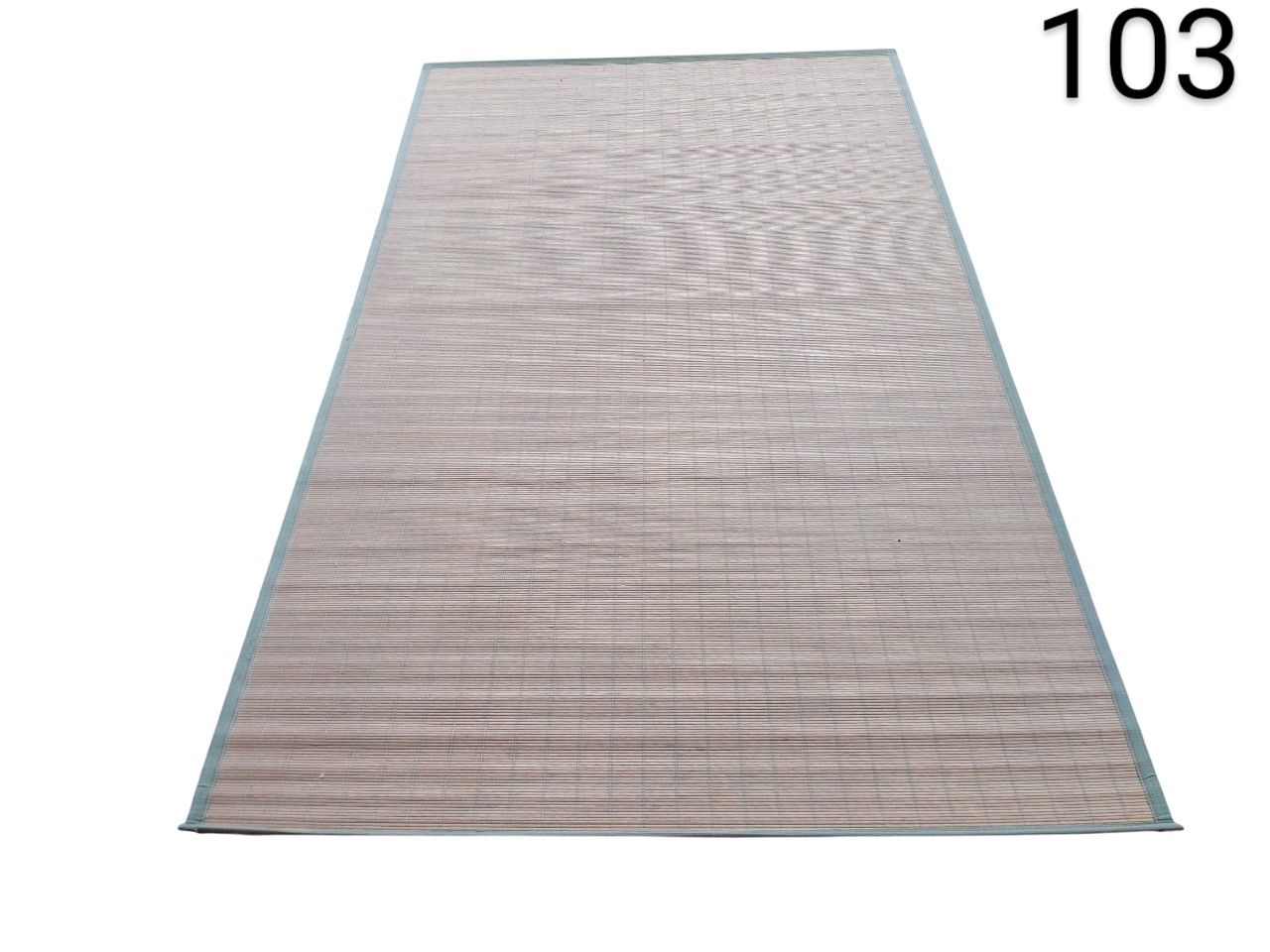 Tapete de bambú o fibra natural de color beige claro con bordes verdes, a menudo utilizado para decoración interior o exterior. alquiler para eventos, publicidad, peliculas y series