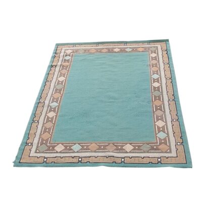 alfombra rectangular de color azul celeste con un borde geométrico marrón alquiler para eventos, publicidad, series y peliculas