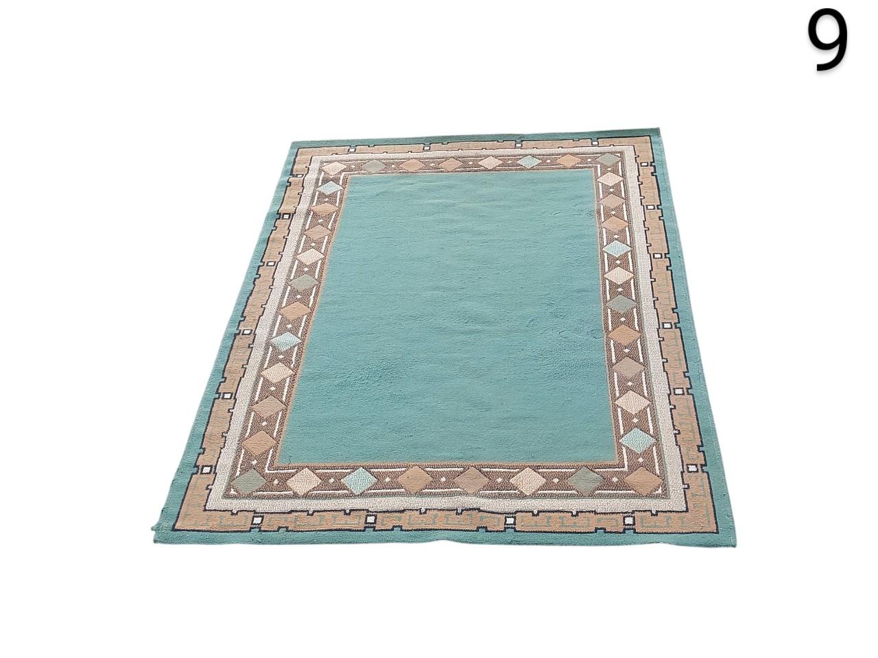 alfombra rectangular de color azul celeste con un borde geométrico marrón alquiler para eventos, publicidad, series y peliculas