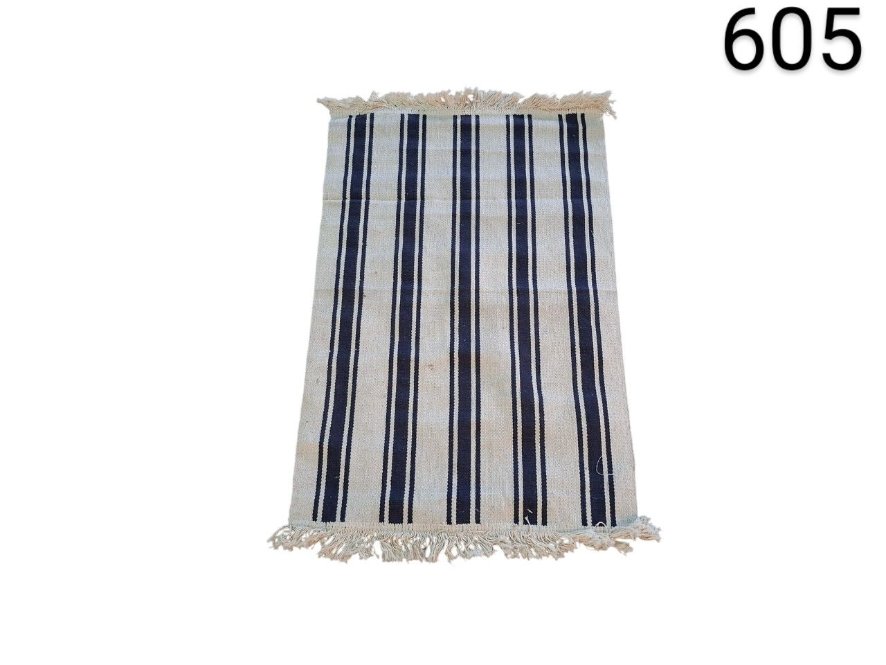 Alfombra tradicional de algodón con rayas verticales azul marino y beige, terminada con flecos en los extremos alquiler para eventos, publicidad, peliculas y series