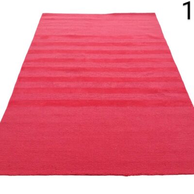 Alfombra roja de diseño rayado, probablemente un modelo tipo Kilim o dhurrie hecho de lana o algodón alquiler para eventos, publicidad, peliculas y series