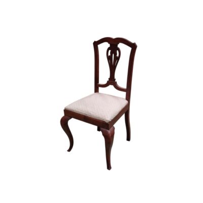 Silla de comedor de caoba estilo Reina Ana destaca por sus patas cabriolé características y un respaldo tallado con un diseño de jarrón alquiler para eventos, publicidad, peliculas y series