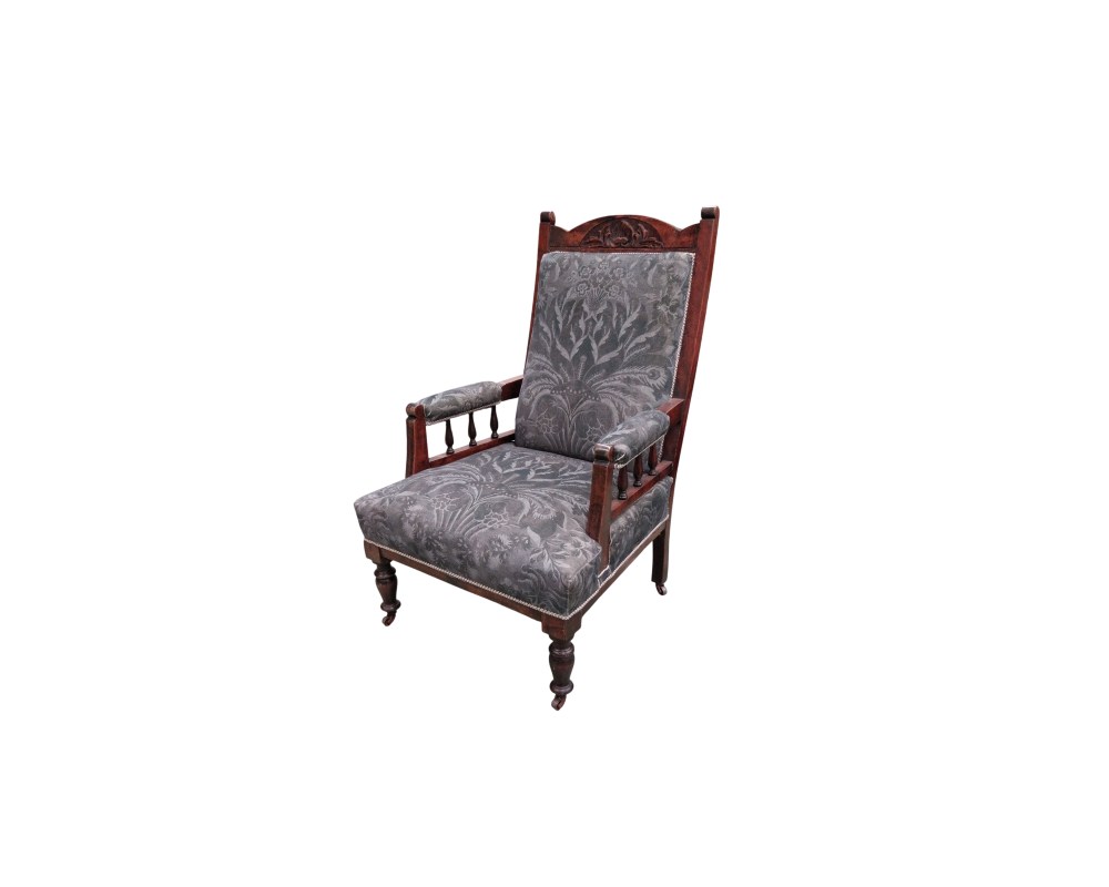 Sillón de nogal estilo neorrenacentista cuenta con un respaldo alto tapizado en tela decorada con motivos naturales alquiler para eventos, publicidad, peliculas y series