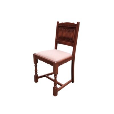 Silla de comedor de madera oscura presenta un respaldo alto tallado y un asiento tapizado en tela clara alquiler para eventos, publicidad, peliculas y series