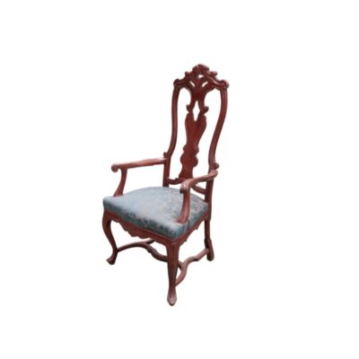 Esta silla de estilo Reina Ana presenta una estructura de caoba con patas cabriolé y un asiento tapizado en tela azul alquiler para eventos, publicidad, peliculas y series