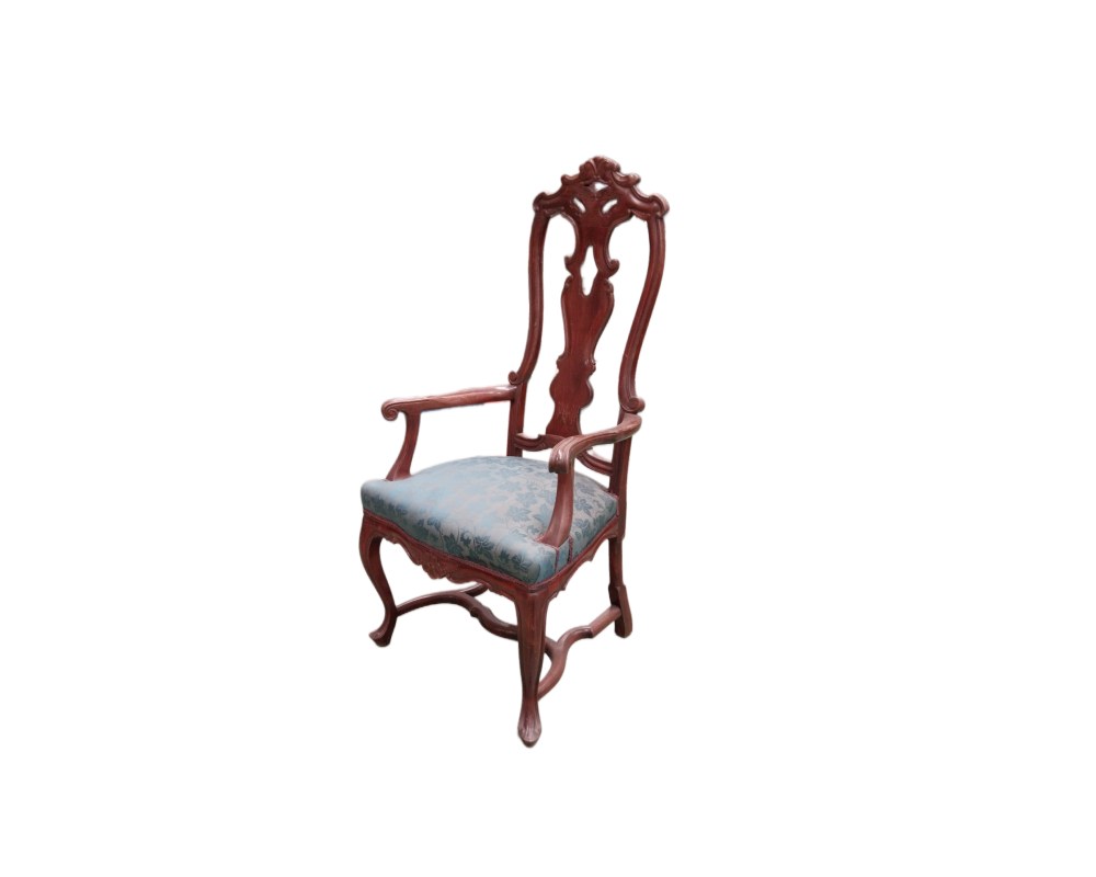 Esta silla de estilo Reina Ana presenta una estructura de caoba con patas cabriolé y un asiento tapizado en tela azul alquiler para eventos, publicidad, peliculas y series