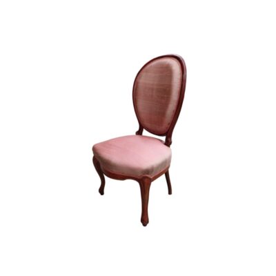 Silla de diseño clásico cuenta con una estructura de madera tallada y un tapizado en tela rosa alquiler para eventos, publicidad, peliculas y series