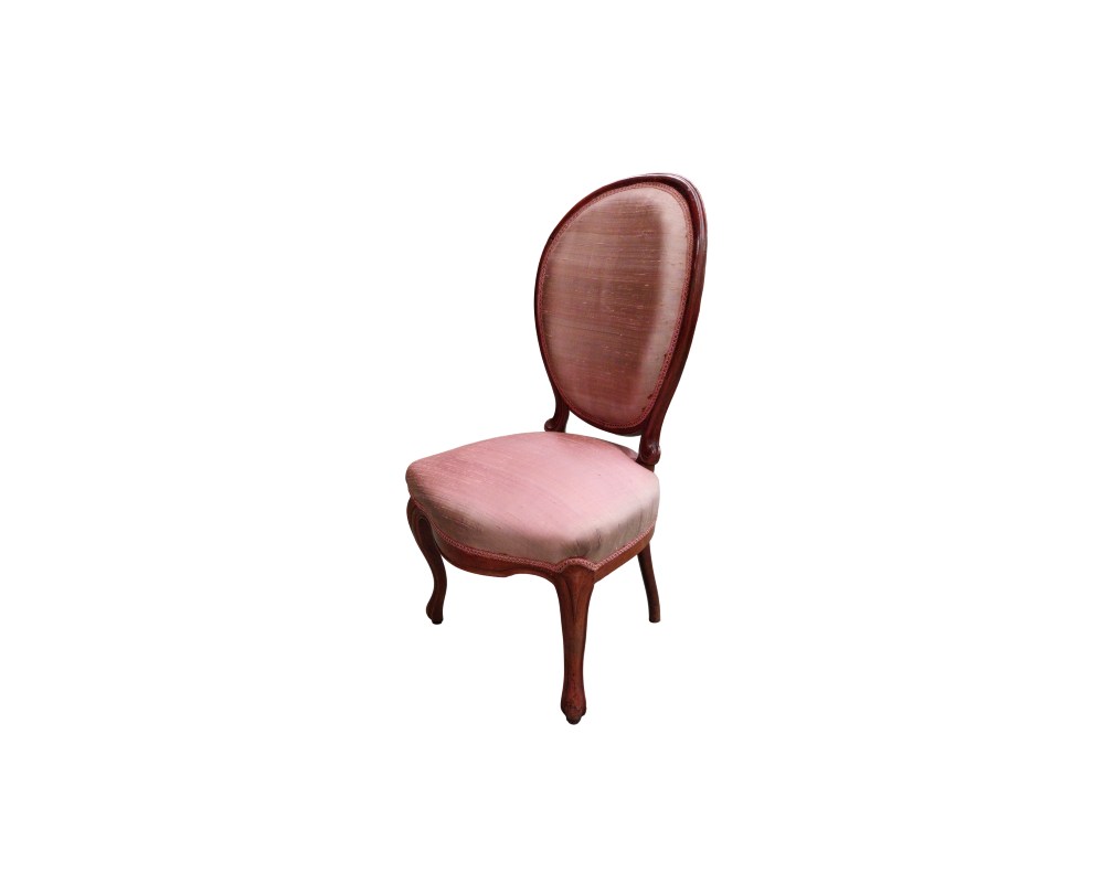 Silla de diseño clásico cuenta con una estructura de madera tallada y un tapizado en tela rosa alquiler para eventos, publicidad, peliculas y series