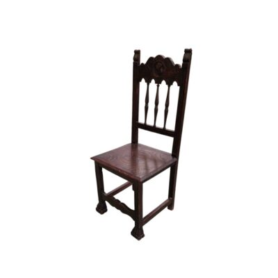 An antique wooden chair stands out for its Renaissance or Castilian style, characterised by a high backrest with intricate carved details; available for hire for events, advertising, films and TV series