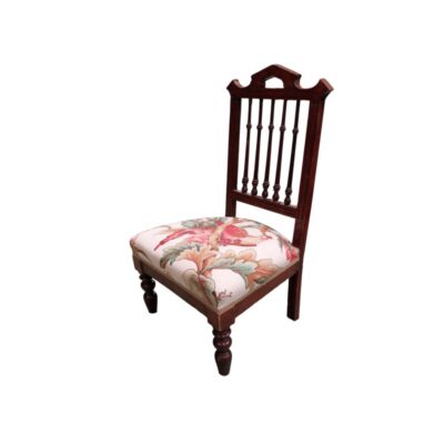 Silla de comedor de madera oscura cuenta con un respaldo alto de estilo gótico y un asiento tapizado con un patrón floral colorido alquiler para eventos, publicidad, peliculas y series