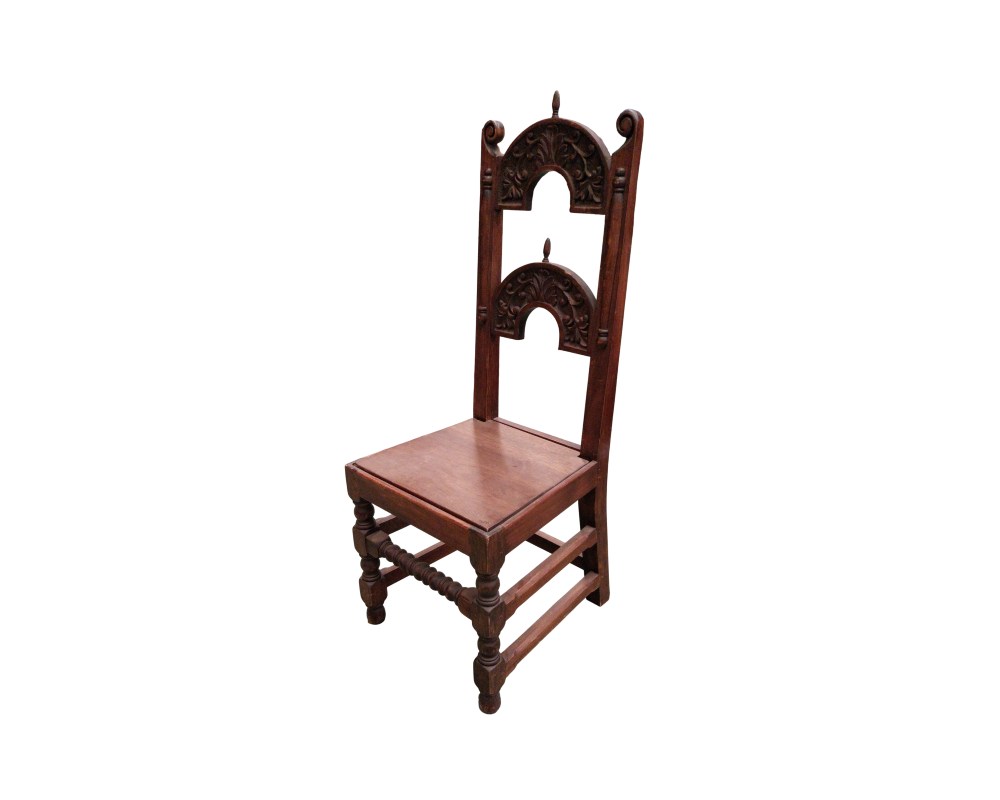 Silla antigua de madera tallada presenta respaldos arqueados decorativos y patas torneadas, características consistentes con los estilos Yorkshire o Derbyshire del siglo XVII alquiler para eventos, publicidad, peliculas y series