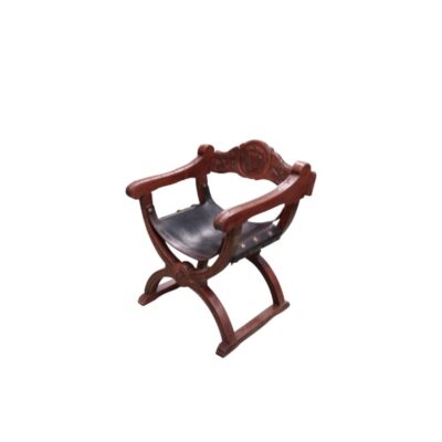 Silla de estilo renacentista, conocida como silla Dante o Savonarola, está fabricada en madera tallada con un asiento de cuero alquiler para eventos, publicidad, peliculas y series