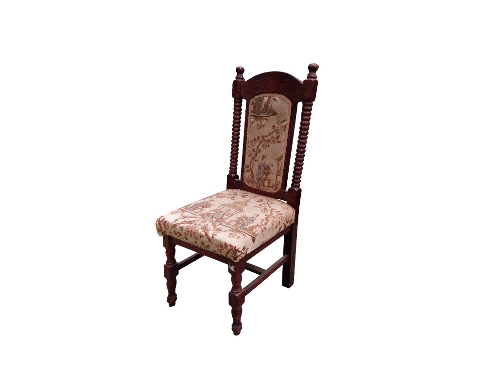 Silla antigua de madera tallada presenta una tapicería con diseño clásico y un respaldo alto con detalles ornamentales alquiler para eventos, publicidad, peliculas y series