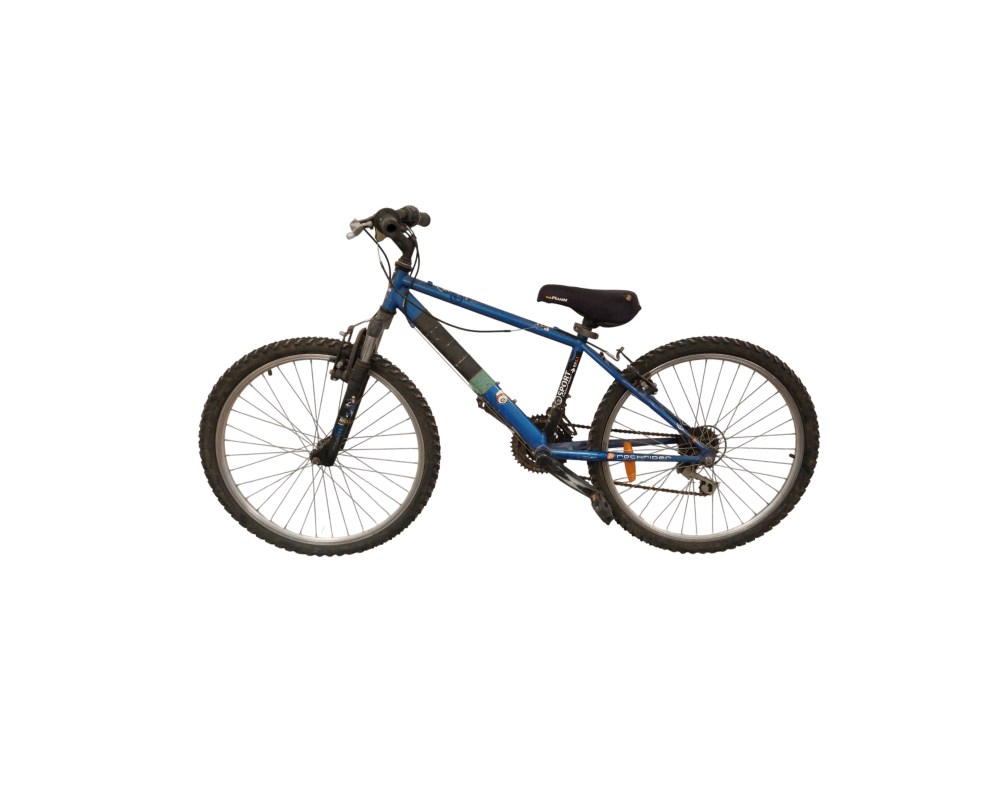 Bicicleta azul con suspensión delantera es una Rockrider de Decathlon, probablemente el modelo deportivo de 24 pulgadas alquiler para eventos, putblicidad, peliculas y series