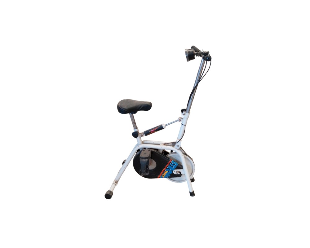 Bicicleta estática de la marca Strong Way, con una estructura de color blanco y detalles en rojo y negro alquiler para eventos, publicidad, peliculas y series