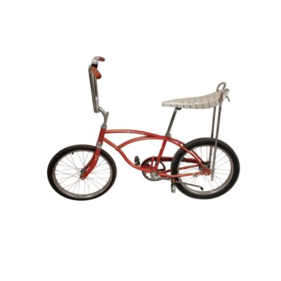 Bicicleta Schwinn Sting-Ray clásica de color rojo con un característico asiento de plátano rayado alquiler para eventos, publicidad, peliculas y series