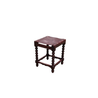 Taburete antiguo de madera y cuero presenta un diseño tradicional español con patas torneadas en forma de bolillo alquiler para eventos, publicidad, peliculas y series