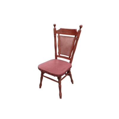 Silla clásica de madera destaca por su respaldo y asiento tapizados en tono burdeos con detalles de tachuelas alquiler para eventos, publicidad, peliculas y series