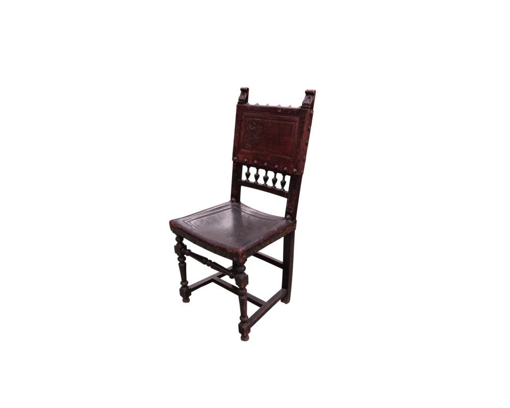 Silla antigua estilo Renacimiento Enrique II está fabricada en madera tallada con asiento y respaldo de cuero repujado alquiler para eventos publicidad, peliculas y series