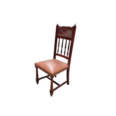 Silla de comedor clásica está fabricada en madera oscura con un asiento tapizado en piel sintética alquiler para eventos, publicidad, peliculas y series
