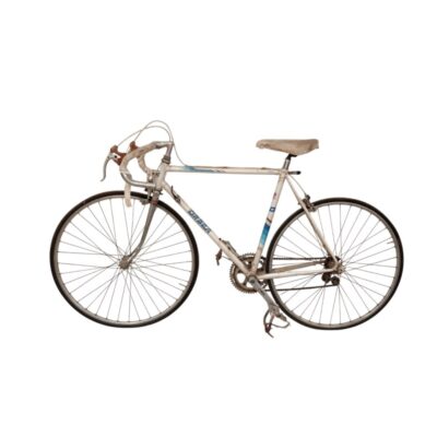 Bicicleta es una clásica Orbea Laser de carretera con cuadro blanco y detalles azules alquiler para eventos, publicidad, peliculas y series