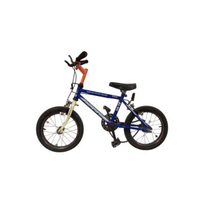 Bicicleta infantil Pacific Cycle modelo Carbide cuenta con un cuadro azul vibrante y detalles en naranja alquiler para eventos, publicidad, peliculas y series