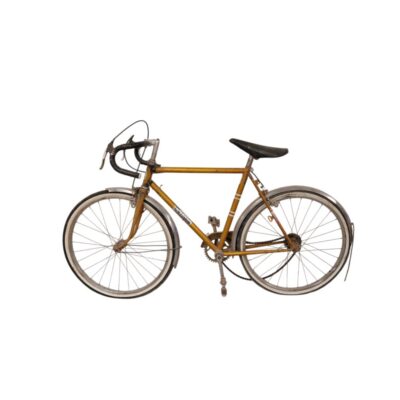 Bicicleta antigua de color dorado presenta un diseño clásico con cuadro de acero y guardabarros cromados alquiler para eventos, publicidad, peliculas y series