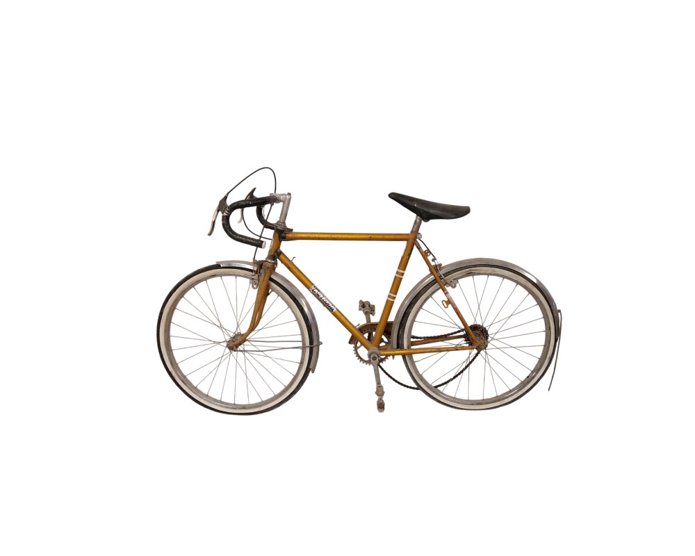 Bicicleta antigua de color dorado presenta un diseño clásico con cuadro de acero y guardabarros cromados alquiler para eventos, publicidad, peliculas y series