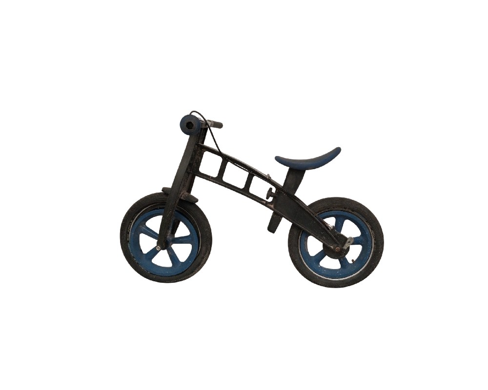 Bicicleta de equilibrio FirstBIKE de color negro y azul diseñada para niños alquiler para eventos, publicidad, peliculas y series